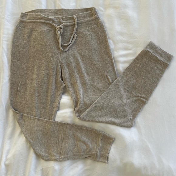 Beyond Yoga lightweight lounge around midi joggers - Picture 3 of 4